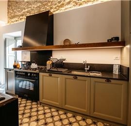  6 bedroom villa with heated pool in Modica, sleeps 18
